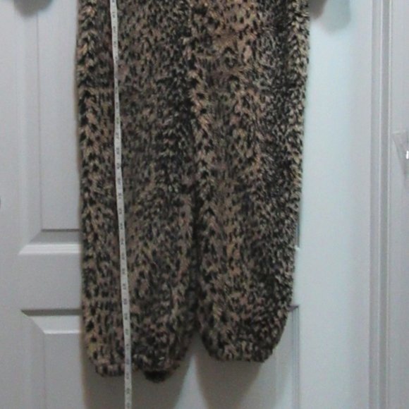 Kids size Medium - Large Please view measurements - Picture 5 of 10